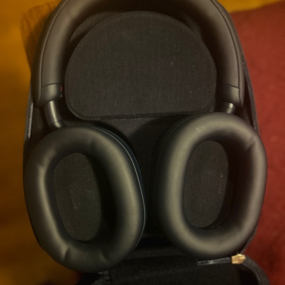 Sony WH-1000XM5 Wireless Headphones with Auto Noise Canceling (2+ Year Warranty) - Picture 4 of 6